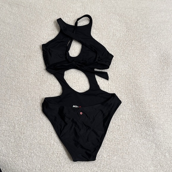 Red Carter SHINE SOLIDS CUT OUT ONE PIECE SWIMSUIT - Picture 5 of 7